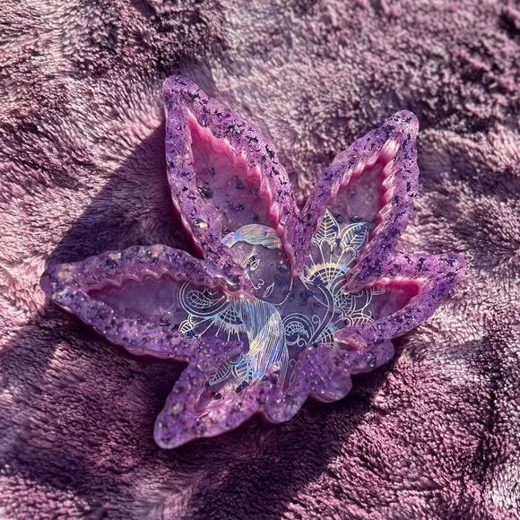 Lady Lilic Leaf Ashtray - Picture 3 of 6